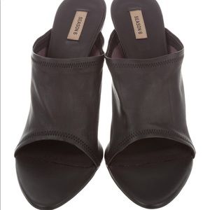 NEVER WORN YEEZY MULES SIZE 8